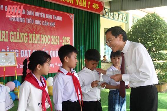 Phó Chủ tịch UBND tỉnh Đầu Thanh Tùng dự lễ khai giảng năm học mới tại Trường Tiểu học Cán Khê